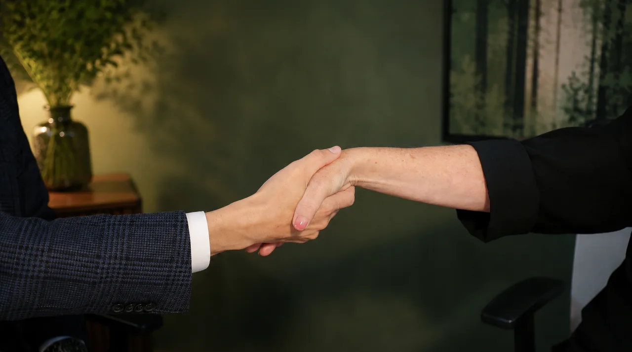 Stel bekijkt samen verhuisplannen en hypotheekvoorwaarden aan de keukentafel, Bouvy Advies